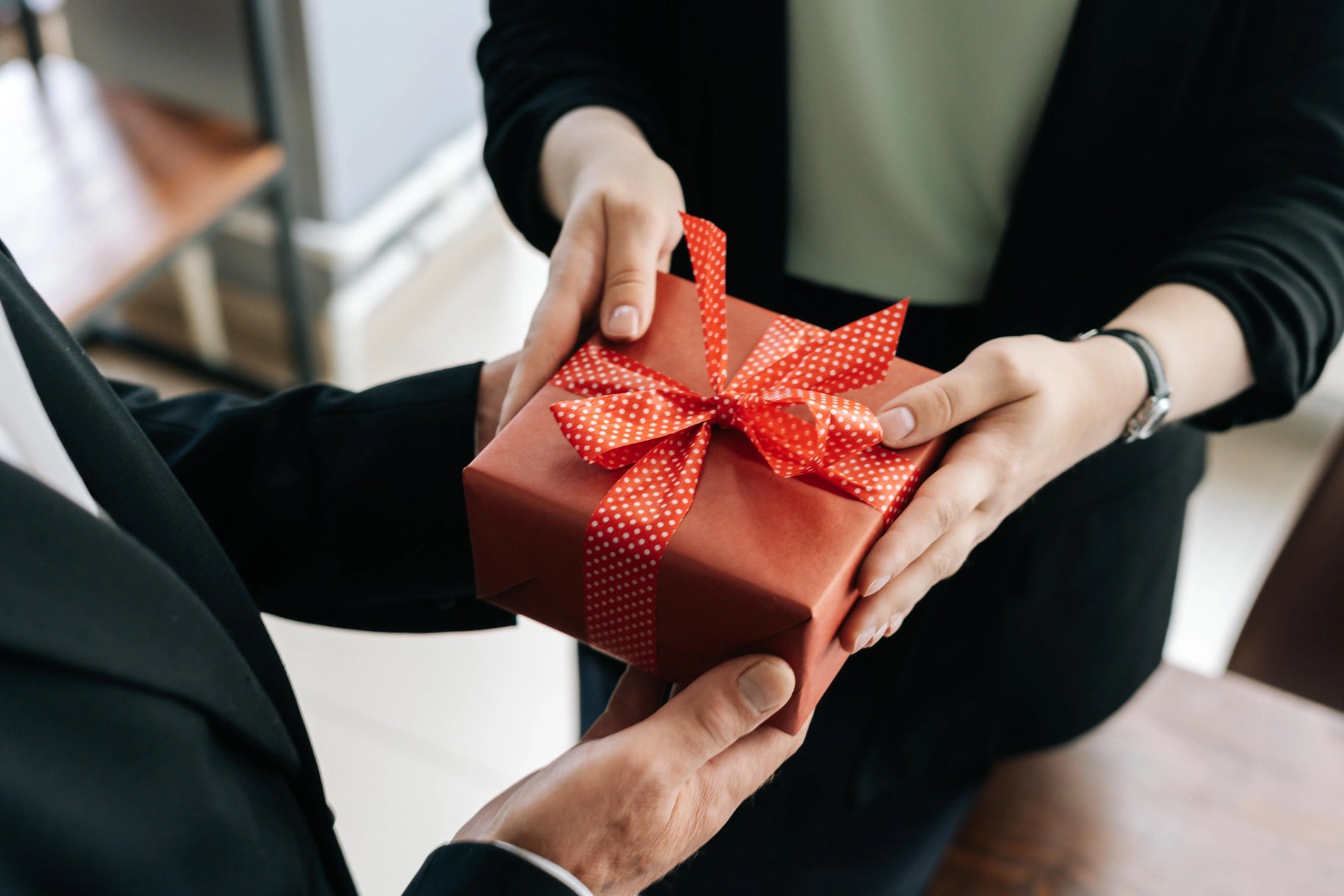 The Ultimate Guide to Corporate Gifting: Why Gift Hampers Make the Perfect Impression