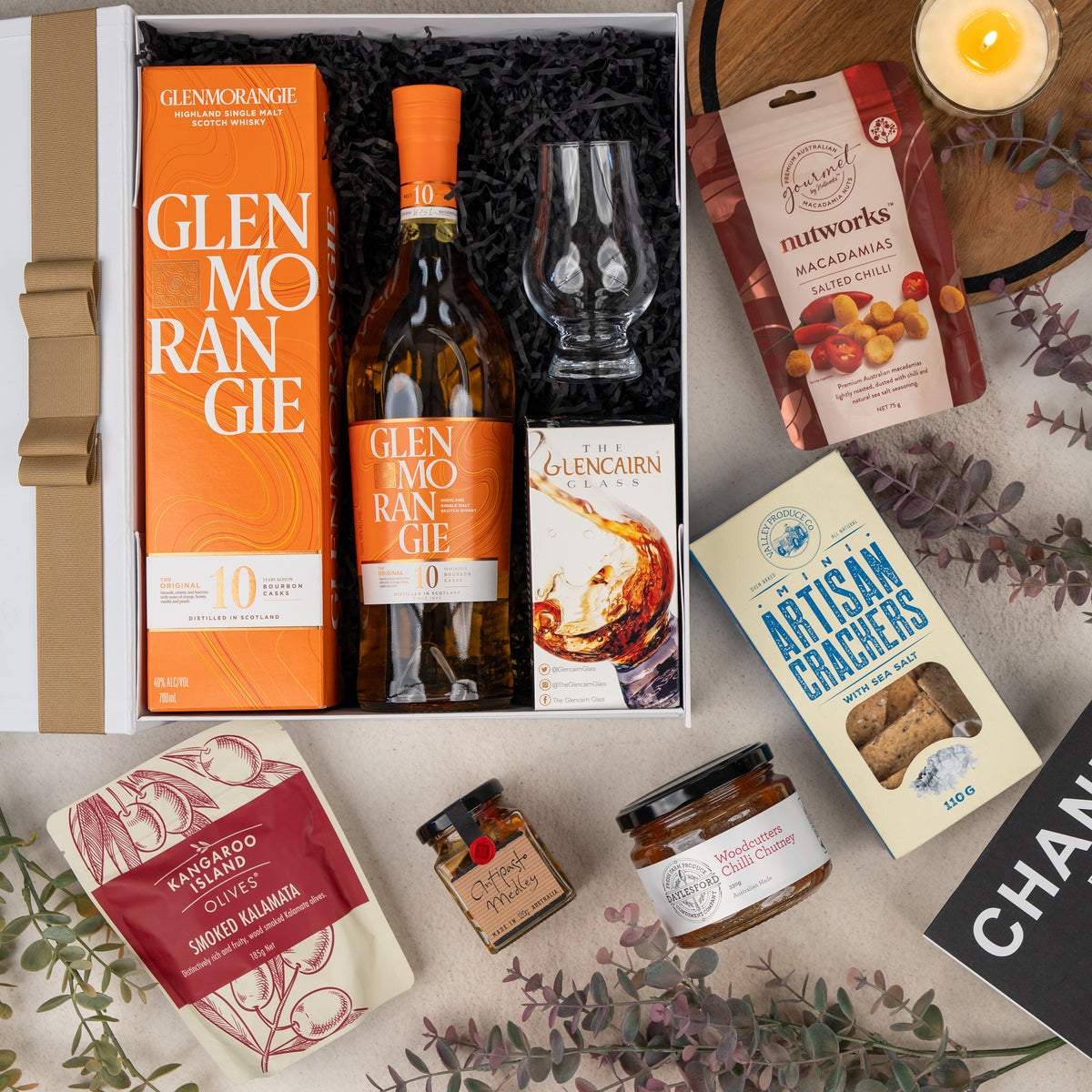 Glenmorangie Discovery Hamper: Glenmorangie 10, whisky glass, macadamias, crackers and olives