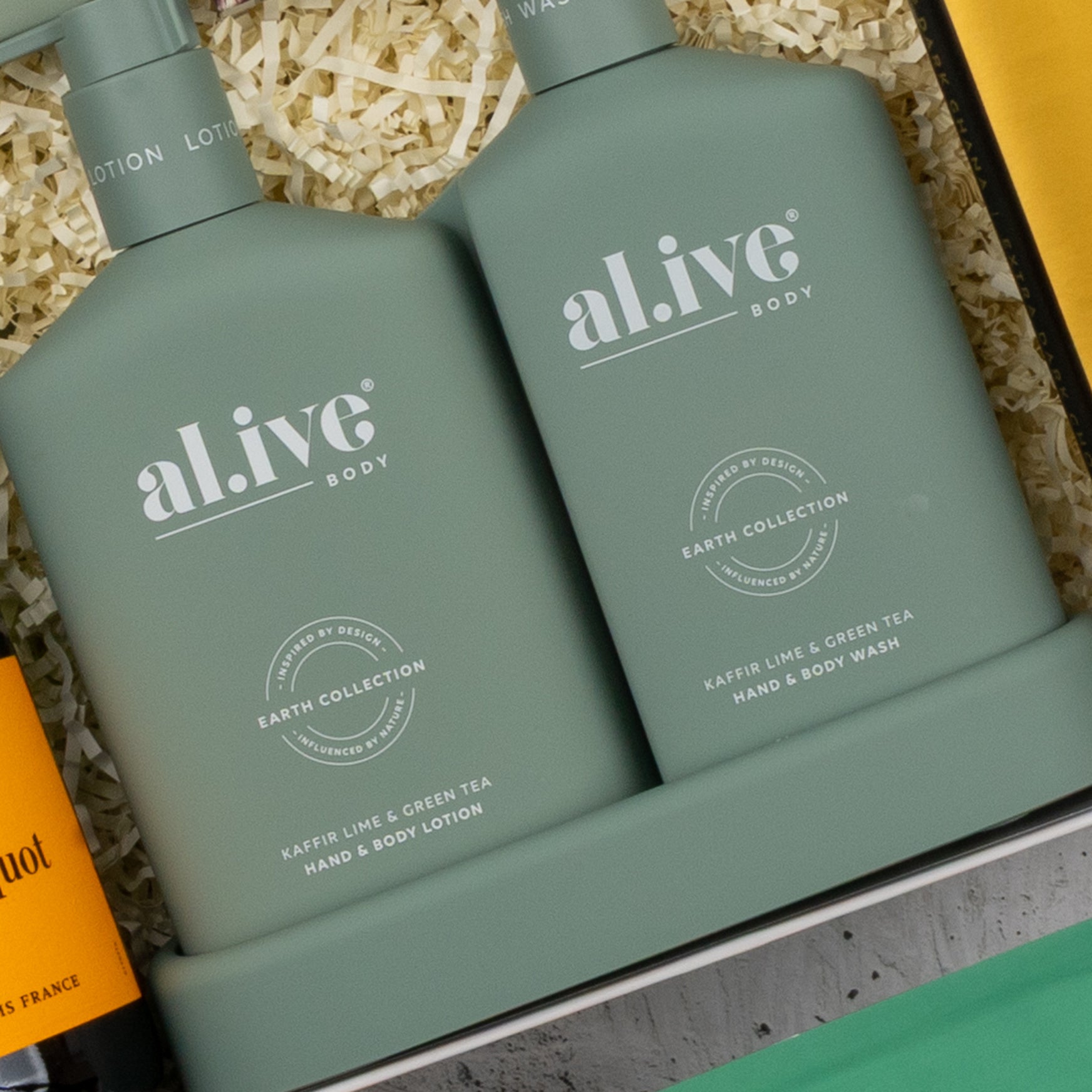 The Hamper Boutique Co’s Veuve Clicquot Grand Celebration Hamper features a luxurious display, beautifully arranged in a tray with shredded paper packaging.