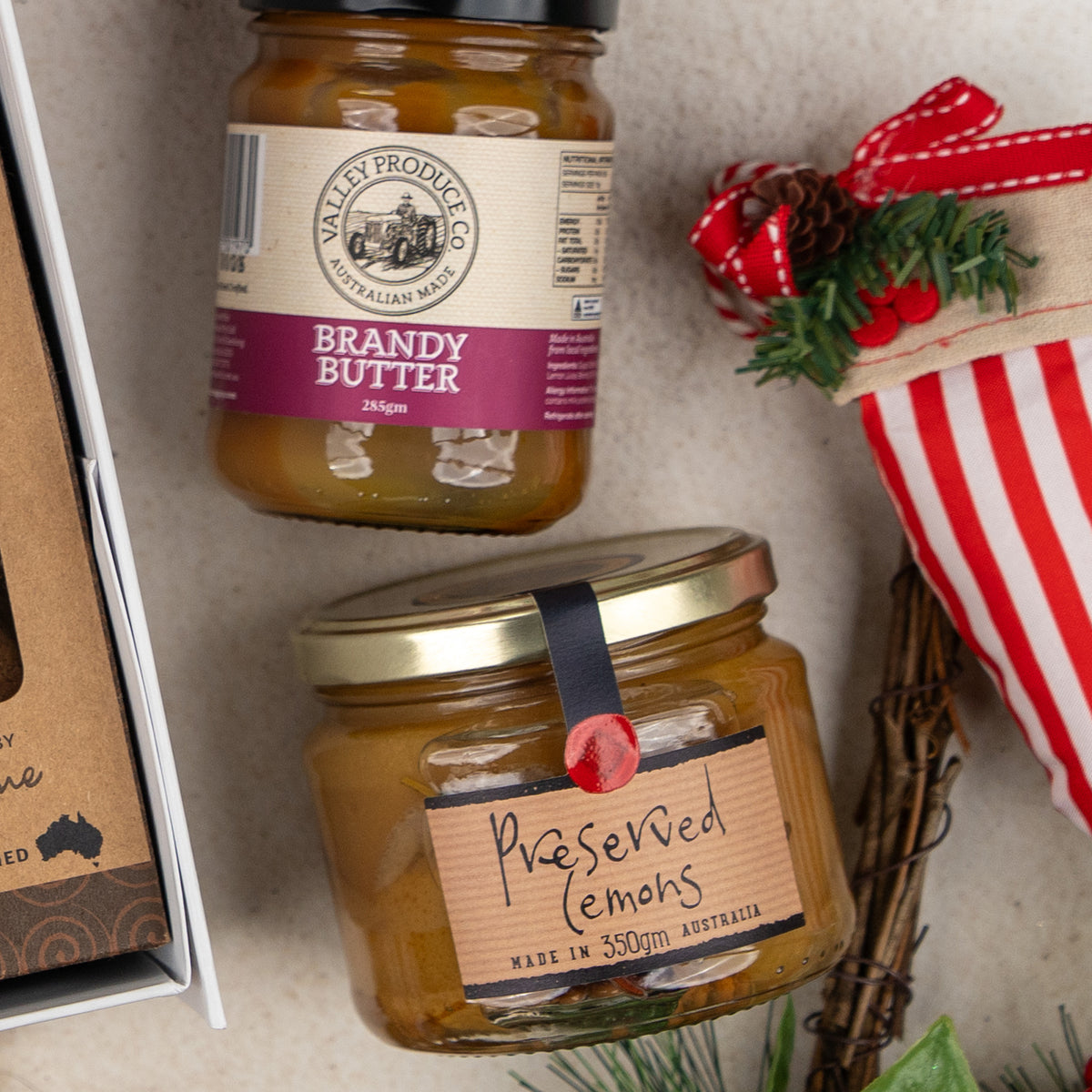 Gourmet Feast and White Wine: two gourmet jars